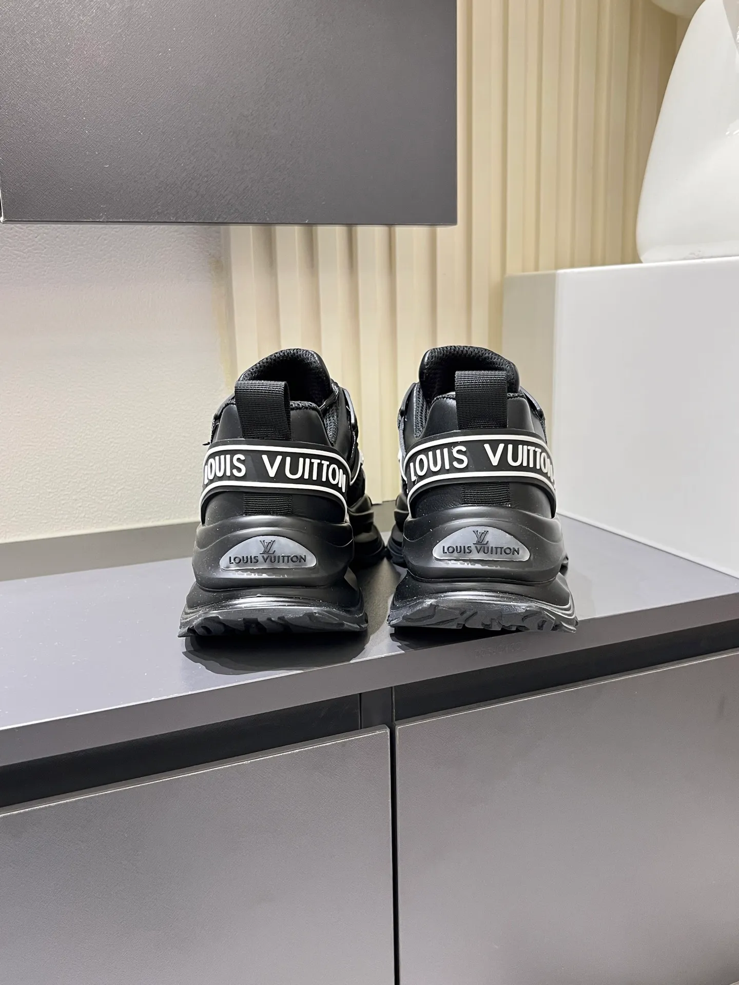 p600 "LOUI* VUITTO*" popular men's casual shoes, genuine development in Italy 💯Purchasing level quality ✔️The upper is made of first-layer cowhide, comfortable and soft sheepskin feet ⚡️ Fashionable and versatile, the toe last shape is firm and full, the soles are made from original LV molds and can be freely entered and exited the counter. Light and comfortable on the feet~Purely handmade, details determine quality! Size:39-44!